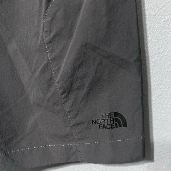 The North Face Belted 9.5” Cargo Shorts Mens XL 38 Dark Gray Nylon Hiking EUC - Picture 3 of 5